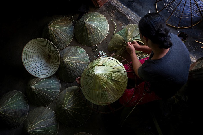 Nón[-]lá[-]sen[-]xứ[-]Huế[-]cuốn[-]hút[-]từ[-]ánh[-]nhìn[-]đầu[-]tiên