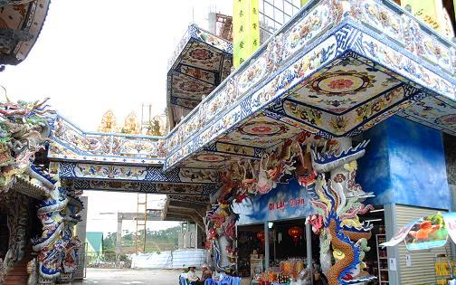 Nhiều[-]người[-]tới[-]viếng[-]thăm[-]chùa[-]phải[-]ngỡ[-]ngàng[-]bởi[-]sự[-]độc[-]đáo;[-]những[-]tính[-]tiết[-]hoa[-]văn[-]tinh[-]tế,[-]sắc[-]nét[-]đều[-]được khảm[-]bằng[-]mảnh[-]sành