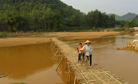 Huống[-]hồ[-]học[-]sinh[-]được[-]cha[-]mẹ[-]chở[-]qua[-]cầu...