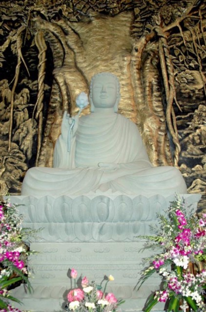 chùa[-]thờ[-]tôn[-]tượng[-]đức[-]Thich[-]Ca[-]Mầu-Ni[-]ngồi[-]cầm[-]hoa-sen
