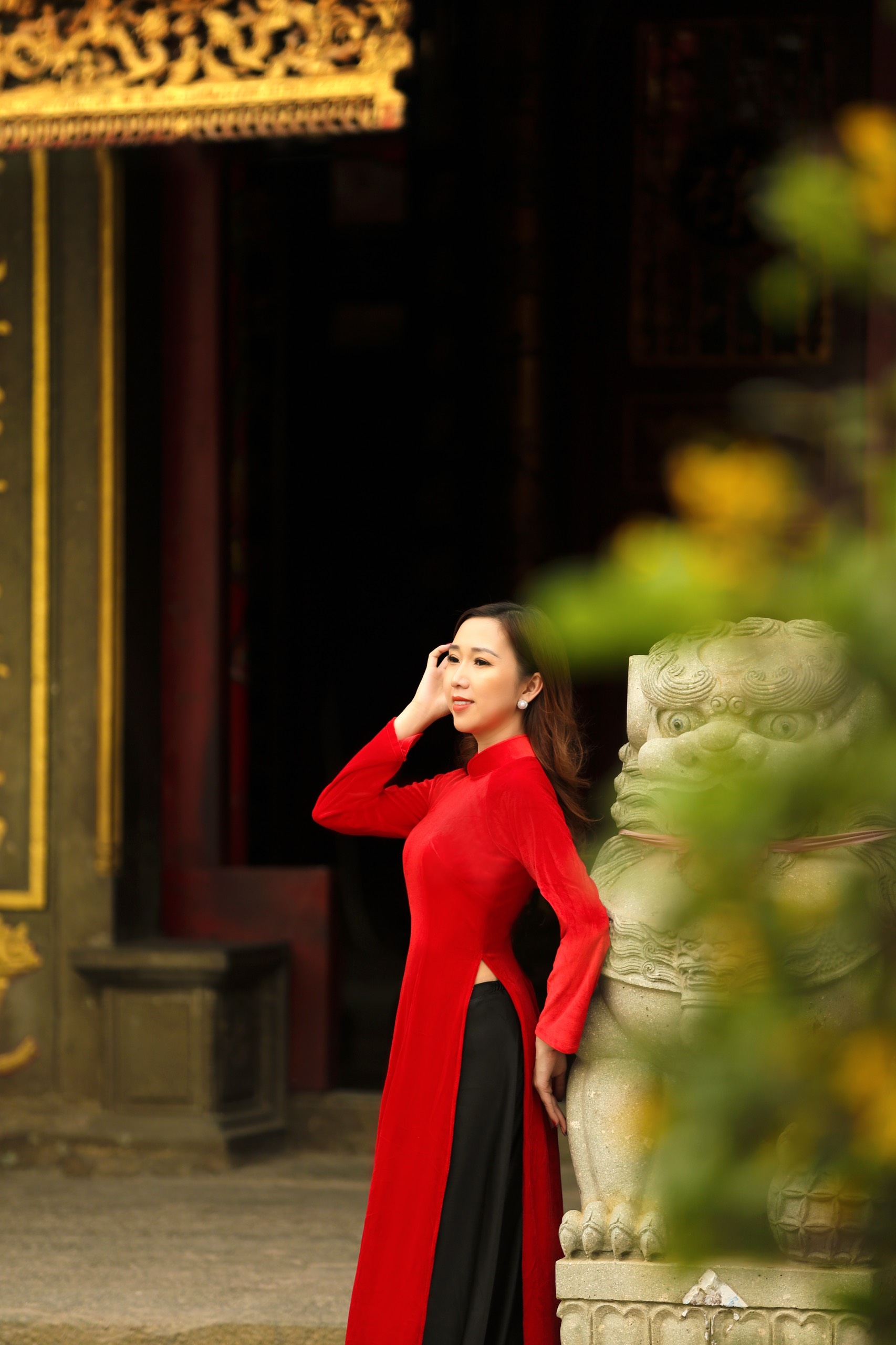 Á[-]hậu[-]“Hoa[-]hậu[-]Doanh[-]nhân[-]Môi[-]trường”[-]khoe[-]dáng[-]thướt[-]tha[-]trong[-]tà[-]áo[-]dài[-]đón[-]Tết[-]Nguyên[-]đán