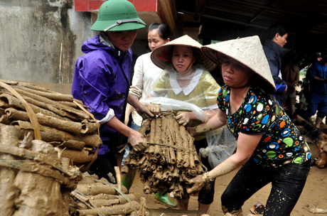 Những[-]hình[-]ảnh[-]xúc[-]động[-]tại[-]tâm[-]lũ[-]Yên[-]Bái