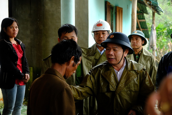 Hàng[-]ngàn[-]khối[-]đất[-]đá[-]đổ[-]sập,[-]cả[-]làng[-]bỏ[-]chạy[-]trong[-]đêm