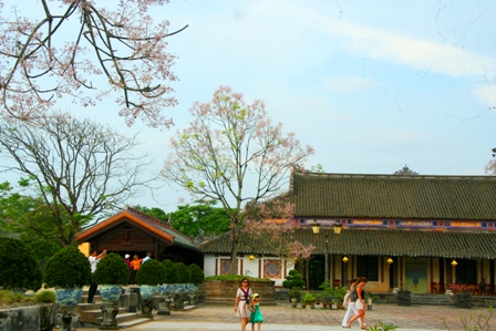 Ở[-]Kinh[-]thành[-]Huế,[-]bên[-]cạnh[-]2[-]nhà[-]Tả[-]Vu[-]-[-]Hữu[-]Vu