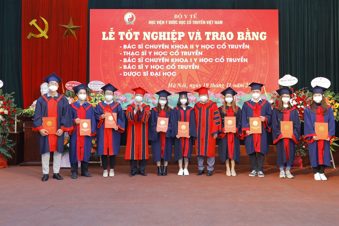 Tự[-]tin[-]theo[-]đuổi[-]ước[-]mơ[-]khoác[-]áo[-]blouse[-]trắng[-]tại[-]ngôi[-]trường[-]Học[-]viện[-]Y-[-]Dược[-]học[-]cổ[-]truyền[-]Việt[-]Nam