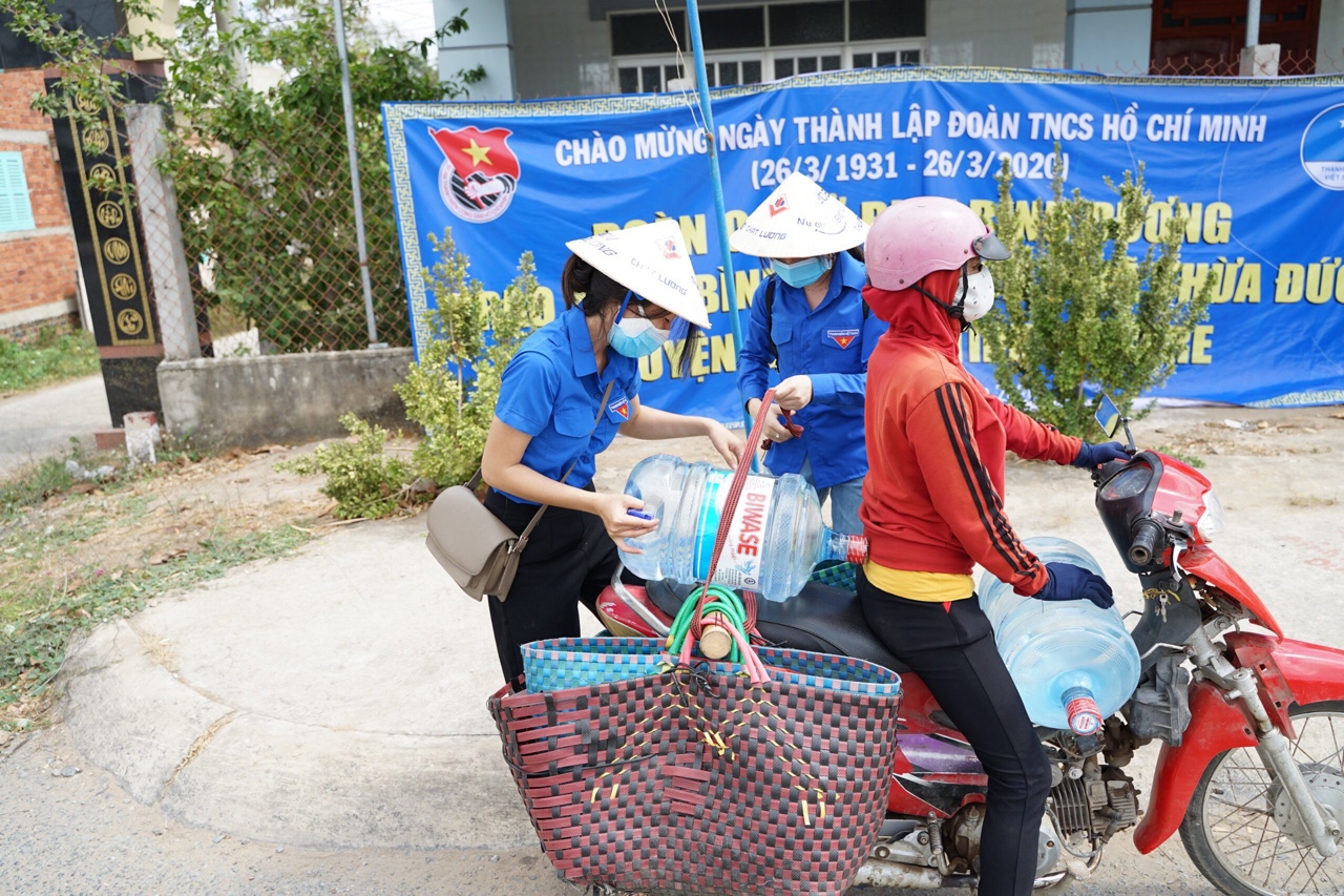Đoàn[-]thiện[-]nguyện[-]đến[-]từ[-]Bình[-]Dương[-]về[-]hỗ[-]trợ[-]nước[-]uống[-]và[-]nước[-]sinh[-]hoạt[-]cho[-]người[-]dân[-]vùng[-]hạn[-]mặn[-]Bến[-]Tre