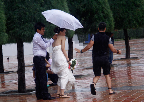 Tuy[-]nhiên[-]chỉ[-]một[-]lát[-]sau[-]cô[-]dâu[-]chú[-]rể[-]và[-]cả[-]ekip[-]chụp[-]ảnh[-]phải[-]bỏ[-]chạy[-]tìm[-]chỗ[-]nấp.