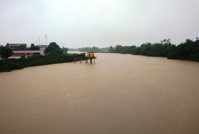 Người[-]dân[-]Thanh[-]Hóa[-]leo[-]nóc[-]nhà[-]chạy[-]lũ