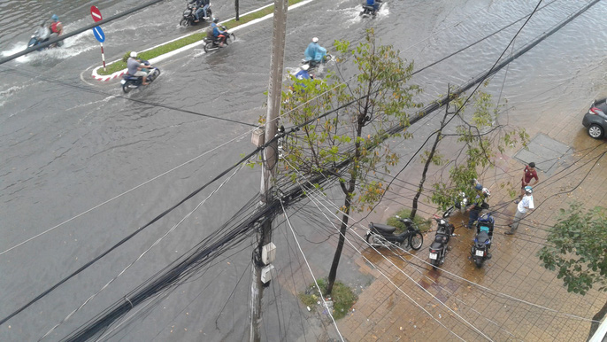Cơn[-]mưa[-]“lạ”[-]ngày[-]U23[-]Việt[-]Nam[-]trở[-]về[-]khiến[-]Tây[-]Đô[-]chìm[-]trong[-]biển[-]nước