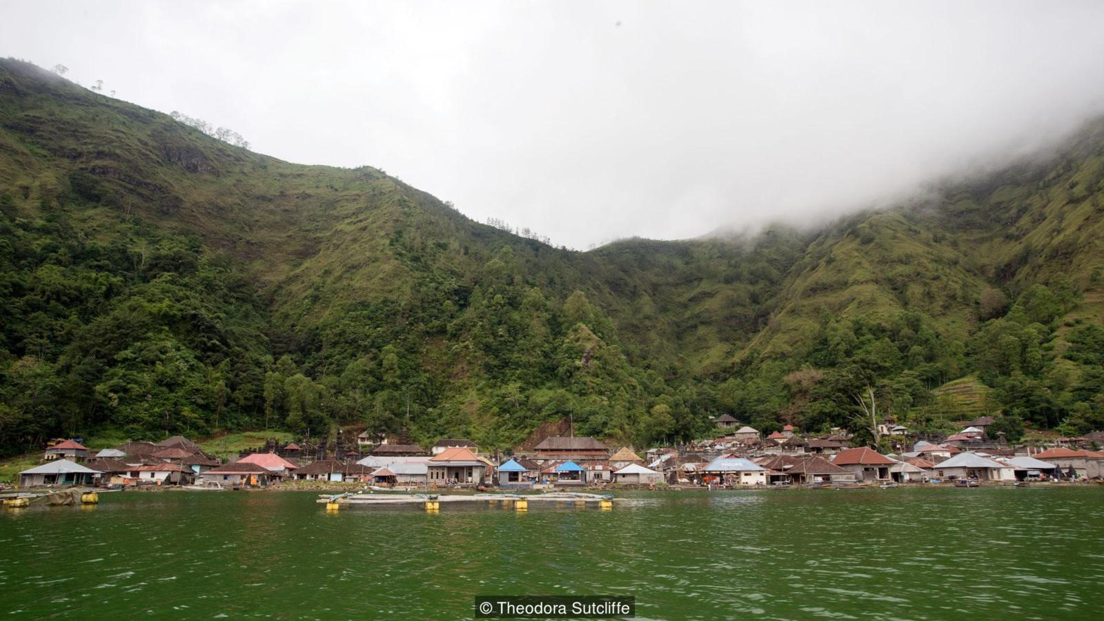 Tục[-]phơi[-]thây[-]người[-]chết[-]trong[-]lồng[-]tre[-]trên[-]đảo[-]Bali[-]