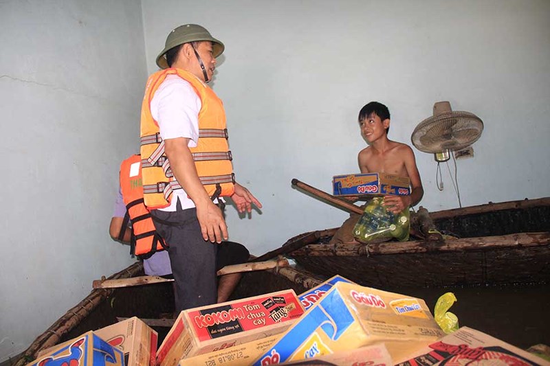 Tình[-]người[-]trong[-]cơn[-]lũ[-]dữ[-]ở[-]Thanh[-]Hóa