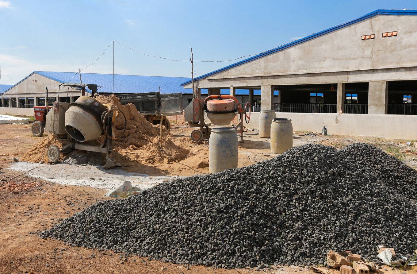 Trại[-]heo[-]“khủng"[-]xây[-]trái[-]phép[-]cạnh[-]hồ[-]Trị[-]An[-]nhìn[-]từ[-]trên[-]cao