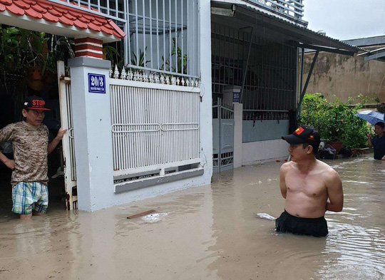 Nha[-]Trang[-]chìm[-]trong[-]biển[-]nước,[-]Quốc[-]lộ[-]1[-]và[-]đường[-]sắt[-]tắc[-]nghẽn
