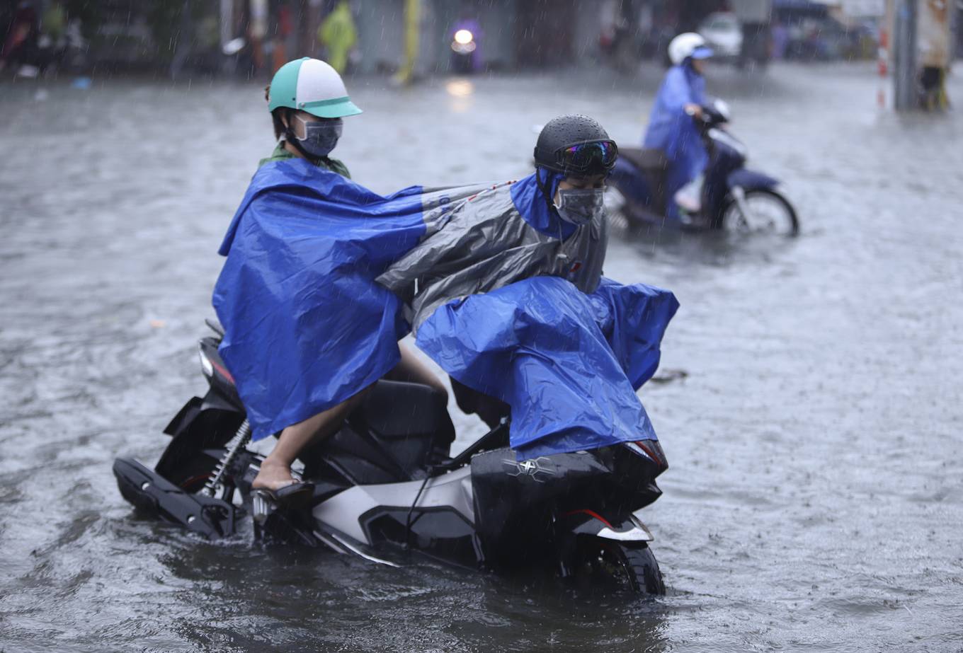 Đường[-]phố[-]Đà[-]Nẵng[-]biến[-]thành[-]sông[-]sau[-]mưa[-]lớn