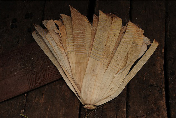 Ở[-]nơi[-]tiền[-]làm[-]từ[-]lá[-]chuối