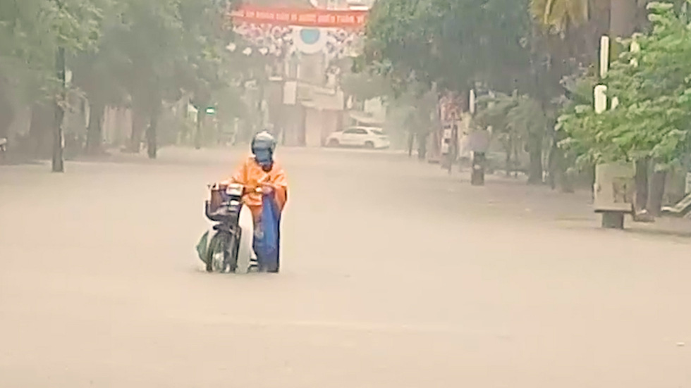 TP[-]Điện[-]Biên[-]Phủ[-]ngập[-]như[-]sông[-]sau[-]mưa[-]lớn
