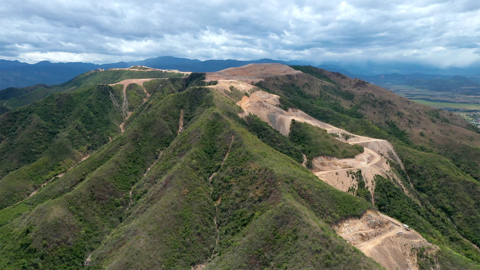 Cận[-]cảnh[-]núi[-]Chín[-]Khúc[-]ở[-]Nha[-]Trang[-]bị[-]băm[-]đứt[-]từng[-]khúc[-]để[-]làm[-]đô[-]thị,[-]biệt[-]thự