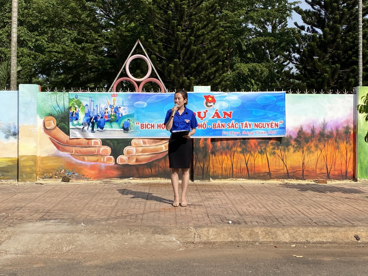 Hoa[-]hậu[-]Việt[-]Nam[-]đồng[-]hành[-]cùng[-]dự[-]án[-]Bích[-]hoạ[-]đường[-]phố[-]“Bản[-]Sắc[-]Tây[-]Nguyên”