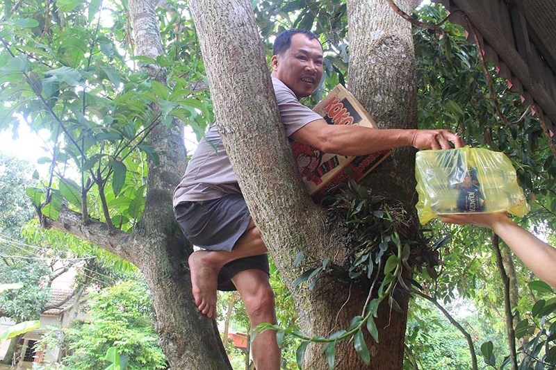 Tình[-]người[-]trong[-]cơn[-]lũ[-]dữ[-]ở[-]Thanh[-]Hóa