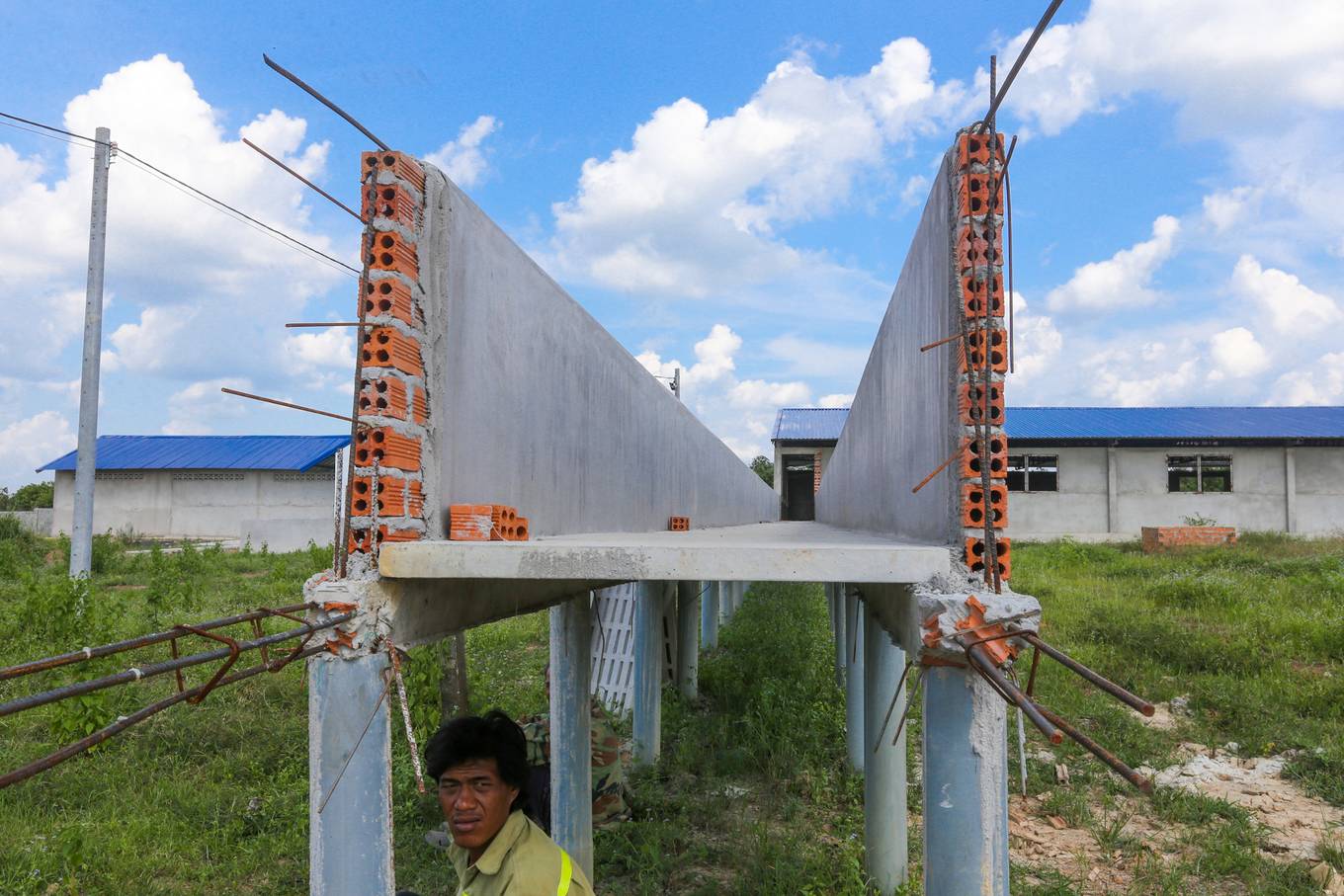 Trại[-]heo[-]“khủng"[-]xây[-]trái[-]phép[-]cạnh[-]hồ[-]Trị[-]An[-]nhìn[-]từ[-]trên[-]cao