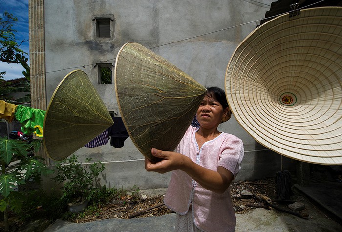 Nón[-]lá[-]sen[-]xứ[-]Huế[-]cuốn[-]hút[-]từ[-]ánh[-]nhìn[-]đầu[-]tiên