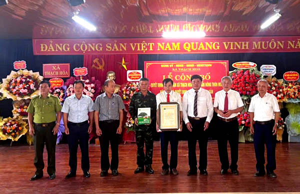 Lễ[-]đón[-]nhận[-]Bằng[-]công[-]nhận[-]Cây[-]Di[-]sản[-]Việt[-]Nam[-]đầu[-]tiên[-]ở[-]Quảng[-]Bình