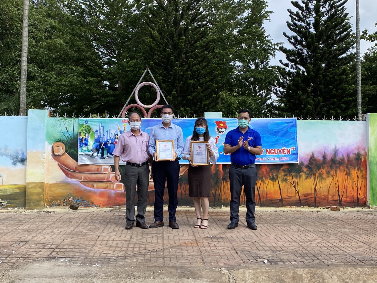 Hoa[-]hậu[-]môi[-]trường[-]Việt[-]Nam[-]đồng[-]hành[-]cùng[-]dự[-]án[-]Bích[-]hoạ[-]đường[-]phố[-]“Bản[-]Sắc[-]Tây[-]Nguyên”