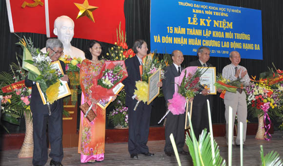 Chi[-]Hội[-]BVTN&MT-[-]ĐHQG[-]Hà[-]Nội[-]phát[-]huy[-]thế[-]mạnh[-]đào[-]tạo,[-]nghiên[-]cứu[-]khoa[-]học[-]và[-]các[-]hoạt[-]động[-]vì[-]cộng[-]đồng
