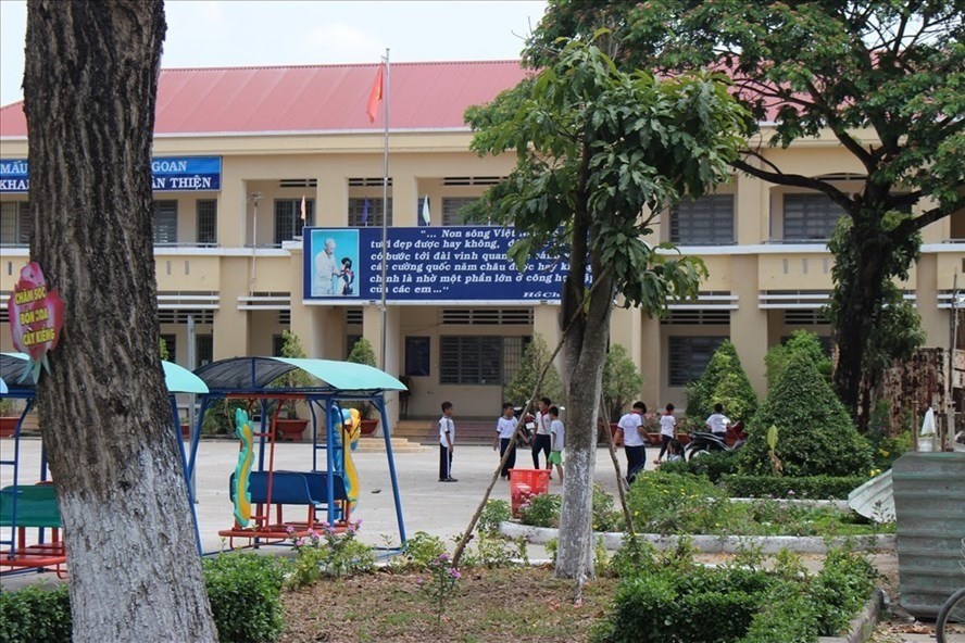 Để[-]cô[-]giáo[-]phải[-]quỳ[-]gối[-]trước[-]phụ[-]huynh:[-]Cần[-]cách[-]chức[-]Hiệu[-]trưởng[-]vô[-]trách[-]nhiệm