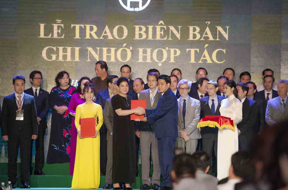 Hà[-]Nội[-]thu[-]hút[-]400[-]nghìn[-]tỷ[-]đồng[-]vốn[-]đầu[-]tư[-]chỉ[-]trong[-]một[-]ngày