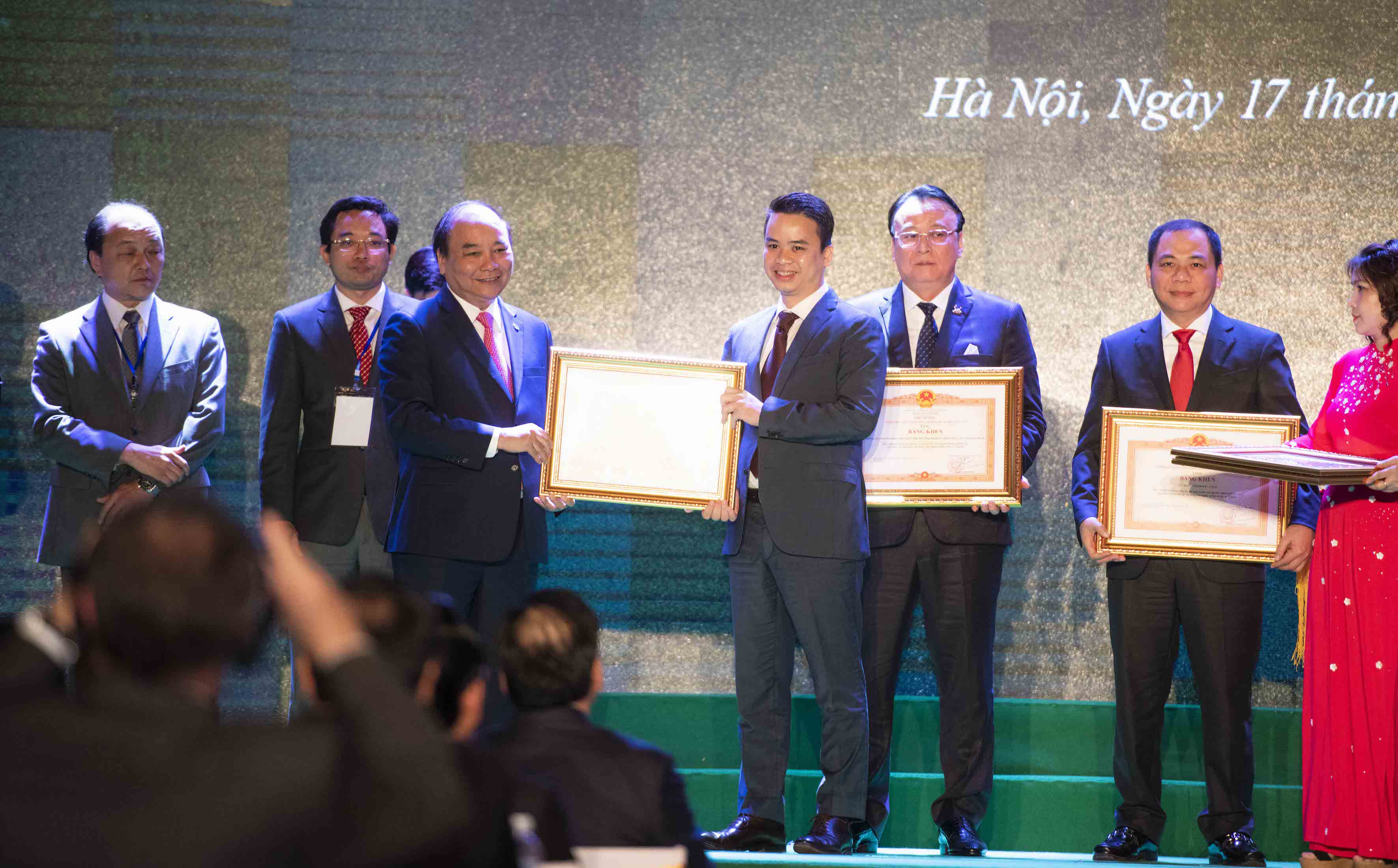 Hà[-]Nội[-]thu[-]hút[-]400[-]nghìn[-]tỷ[-]đồng[-]vốn[-]đầu[-]tư[-]chỉ[-]trong[-]một[-]ngày