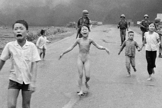 "Em[-]bé[-]Napalm"[-]nhận[-]Giải[-]thưởng[-]Hòa[-]bình[-]Dresden[-]tại[-]Đức