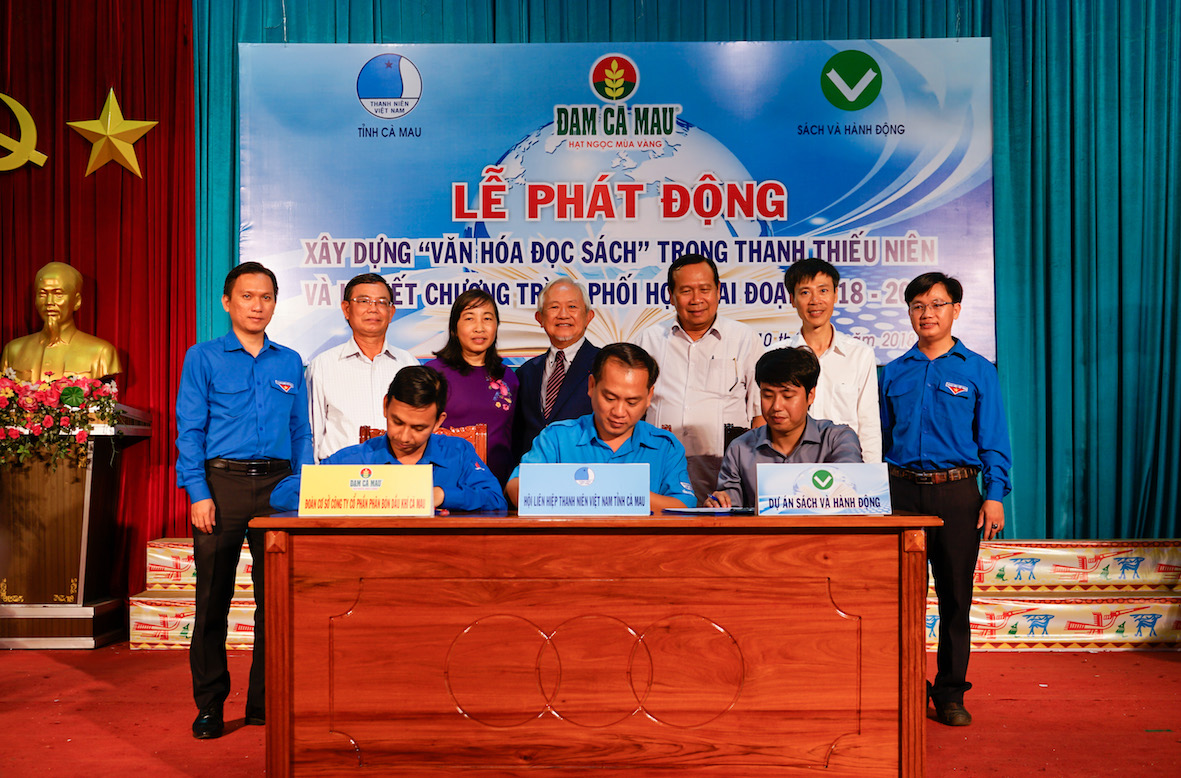 Cà[-]Mau:[-]Phát[-]động[-]Xây[-]dựng[-]“Văn[-]hóa[-]đọc[-]sách”[-]trong[-]thanh[-]thiếu[-]niên[-]và[-]Ký[-]kết[-]chương[-]trình[-]phối[-]hợp[-]giai[-]đoạn[-]2018-[-]2020