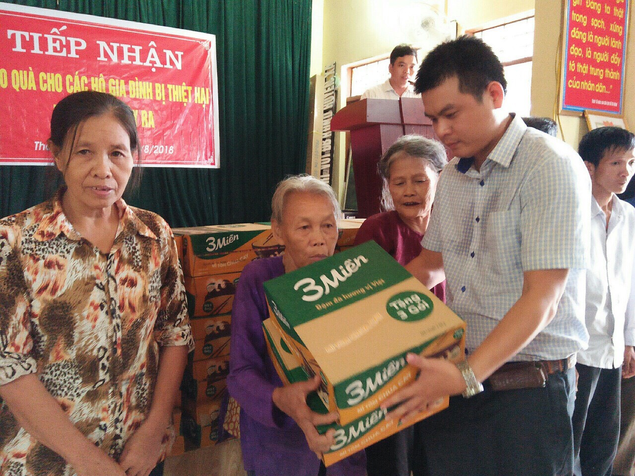Công[-]ty[-]TRuyền[-]thông[-]Reporter[-]VN[-]trao[-]200[-]phần[-]quà[-]hỗ[-]trợ[-]người[-]dân[-]Nghệ[-]An[-]bị[-]thiệt[-]hại[-]do[-]bão[-]số[-]4