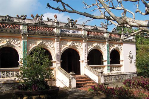 Lăng[-]Hoàng[-]gia[-]ở[-]Gò[-]Công