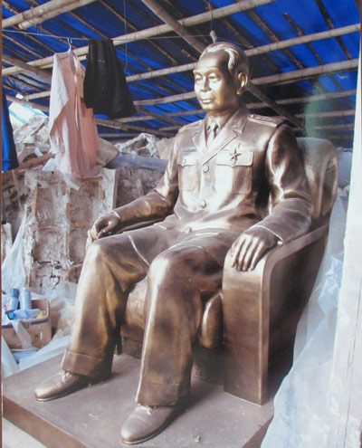 Tượng[-]đồng[-]chân[-]dung[-]đại[-]tướng