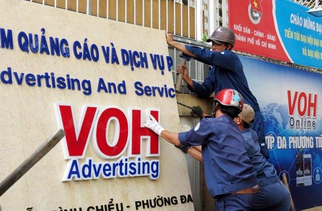 [-]Quận[-]1[-]đập[-]bảng[-]hiệu[-]của[-]Đài[-]tiếng[-]nói[-]Nhân[-]dân[-]trên[-]vỉa[-]hè
