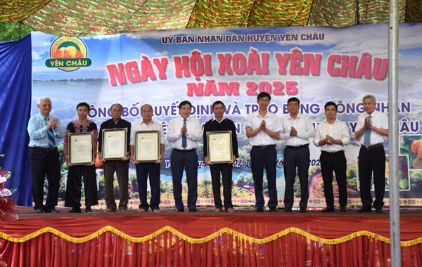 Cây[-]Xoài[-]đặc[-]sản[-]Yên[-]Châu[-]và[-]cây[-]Sấu[-]khổng[-]lồ[-]bậc[-]nhất[-]tỉnh[-]Sơn[-]La[-]được[-]gắn[-]bia[-]Cây[-]Di[-]sản[-]Việt[-]Nam