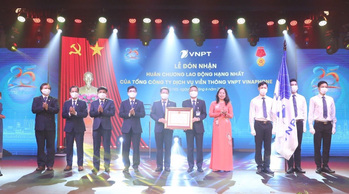 Tổng[-]Công[-]ty[-]Dịch[-]vụ[-]Viễn[-]thông[-]đón[-]nhận[-]Huân[-]chương[-]Lao[-]động[-]hạng[-]Nhất[-]và[-]kỷ[-]niệm[-]25[-]năm[-]mạng[-]di[-]động[-]VinaPhone[-]