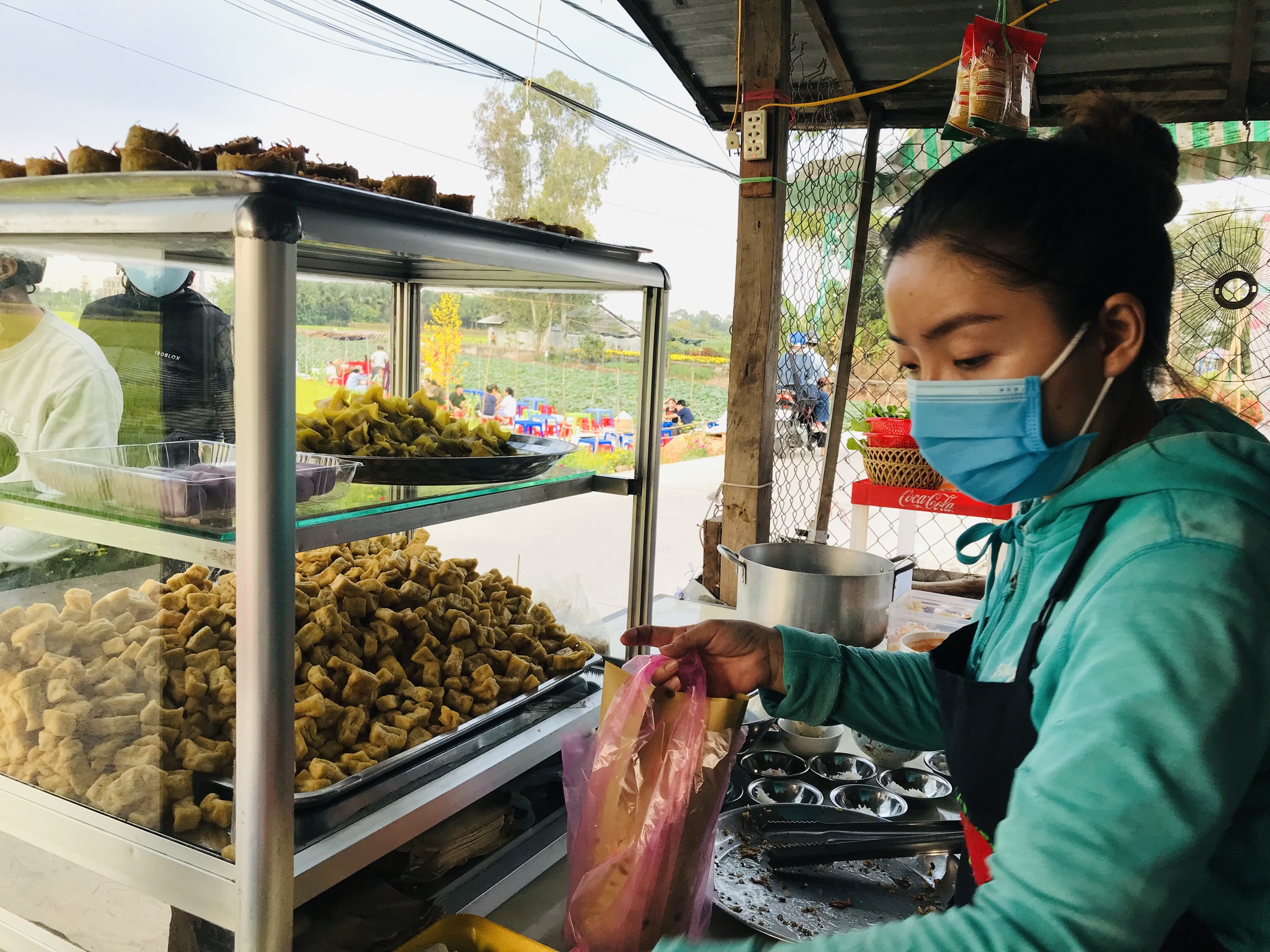 Quán[-]ăn[-]giữa[-]ruộng[-]lúa[-]mênh[-]mông[-]miền[-]Tây:[-]Nhiều[-]người[-]"rụng[-]tim"