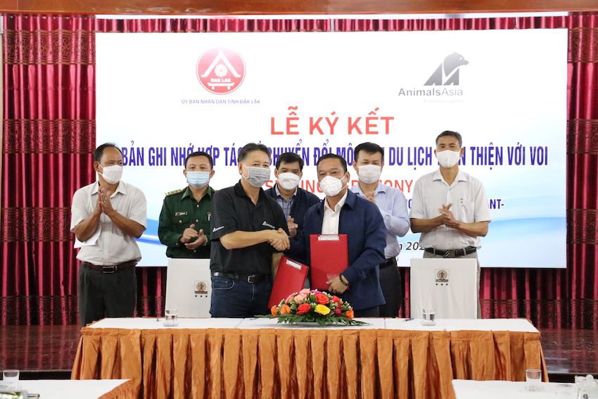 Ký[-]kết[-]thoả[-]thuận[-]hợp[-]tác[-]xây[-]dựng[-]và[-]triển[-]khai[-]mô[-]hình[-]du[-]lịch[-]sinh[-]thái[-]thân[-]thiện[-]với[-]voi[-]tại[-]Đắk[-]Lắk