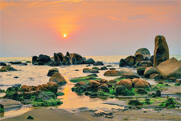 Bình[-]Thuận:[-]Bãi[-]đá[-]7[-]màu[-]bị[-]lấp[-]nằm[-]trong[-]hành[-]lang[-]bảo[-]vệ[-]bờ[-]biển