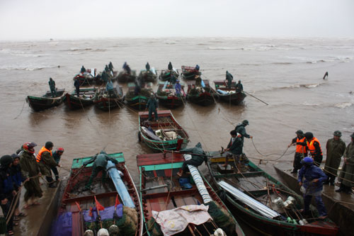 Đưa[-]tàu[-]thuyền[-]vào[-]vị[-]trí[-]tránh,[-]trú[-]an[-]toàn[-]tại[-]cống[-]số[-]8,[-]Giao[-]Thủy,[-]Nam[-]Định[-]