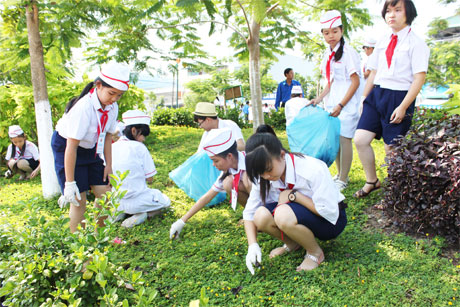 Nâng[-]cao[-]nhận[-]thức[-]cho[-]học[-]sinh[-]về[-]bảo[-]vệ[-]môi[-]trường,[-]ứng[-]phó[-]với[-]biến[-]đổi[-]khí[-]hậu[-]