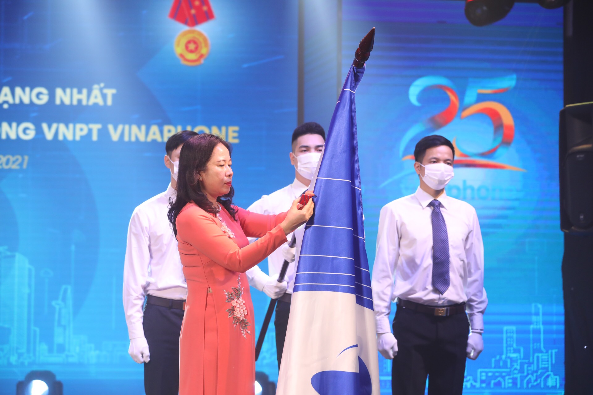 Tổng[-]Công[-]ty[-]Dịch[-]vụ[-]Viễn[-]thông[-]đón[-]nhận[-]Huân[-]chương[-]Lao[-]động[-]hạng[-]Nhất[-]và[-]kỷ[-]niệm[-]25[-]năm[-]mạng[-]di[-]động[-]VinaPhone[-]