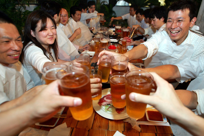 Người[-]châu[-]Á[-]dễ[-]đỏ[-]mặt[-]khi[-]uống[-]bia,[-]vì[-]sao?