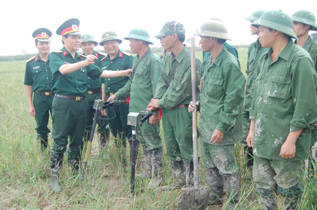 Đại[-]tá[-]Trần[-]Văn[-]Đồng[-]kiểm[-]tra[-]thông[-]số[-]kỹ[-]thuật[-]máy[-]rà[-]phá[-]bom[-]mìn