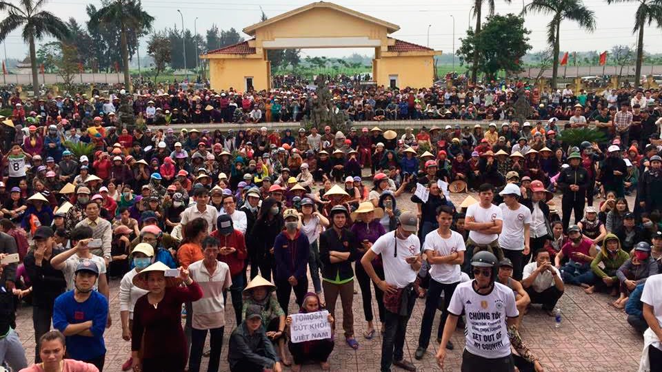 [-]Lợi[-]dụng[-]sự[-]cố[-]môi[-]trường[-]biển[-]để[-]kích[-]động[-]tụ[-]tập[-]ở[-]Hà[-]Tĩnh