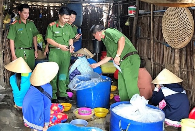 Nghiêm[-]cấm[-]tự[-]ý[-]kiểm[-]tra[-]vấn[-]đề[-]môi[-]trường,[-]an[-]toàn[-]thực[-]phẩm