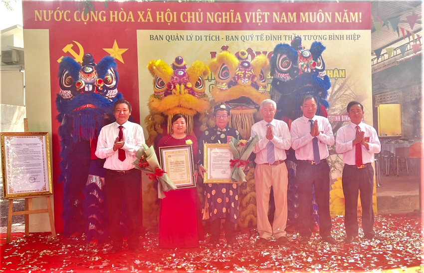 Bình[-]Dương:[-]Đình[-]thần[-]Tương[-]Bình[-]Hiệp:đón[-]bằng[-]công[-]nhận[-]“Cây[-]di[-]sản[-]Việt[-]Nam”[-]đối[-]với[-]cây[-]Kơ[-]-[-]nia[-]và[-]cây[-]đa